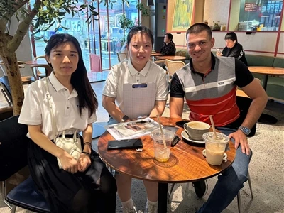 Shanghai lub rooj sib tham ntawm Shandong Tank Tsheb Kauj Ruam Co., Ltd. thia...
